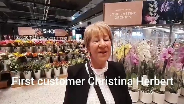 Watch as hundreds of people enjoy some retail therapy as Washington's new M&S store opens for customers