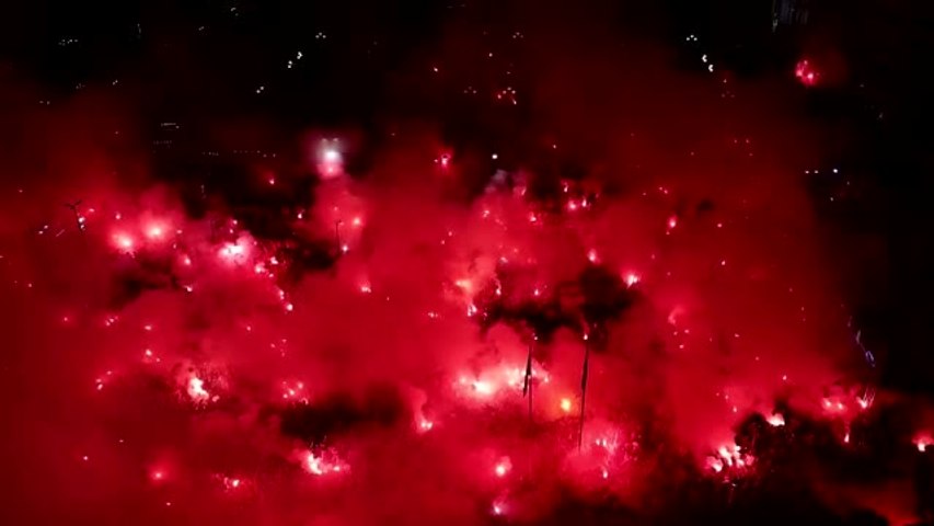 La fête incroyable des supporters dans les rues d'Athènes