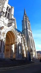 Il était une fois la courte histoire de "la cathédrale de Chartres" en France.