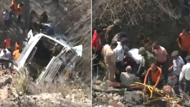 जम्मू में तीर्थयात्रियों से भरी बस खाई में पलटी, भीषण हादसे में 15 लोगों की गई जान