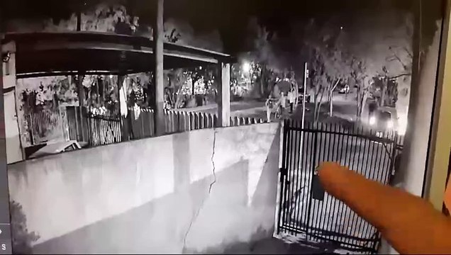 Homem é surpreendido enquanto caminhava e assassinado a tiros em Curitiba; vídeo mostra crime