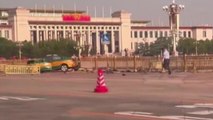 중국 톈안먼 광장에서 교통사고…택시가 국기대 등 충돌 / YTN