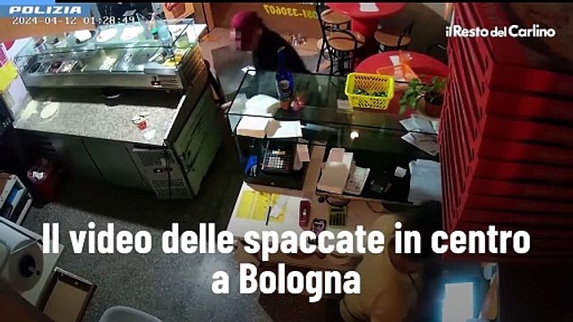 Il video delle spaccate in centro a Bologna