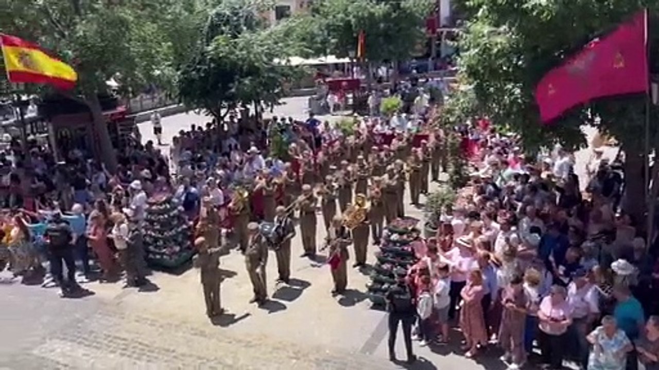 El desfile de la Academia de Infantería enamora al Corpus