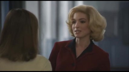 Thomasin McKenzie e Anne Hathaway nel thriller "Eileen"