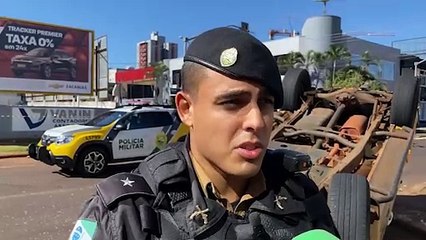 Conforme oficial da PM, viatura deslocava para atendimento à ocorrência quando capotou no Centro