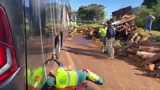 Colisão entre ônibus e caminhão deixa 12 feridos na BR-277; Motorista foge do local