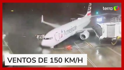 Avião é arrastado durante vendaval em aeroporto nos EUA