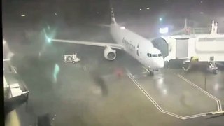 Vendaval em aeroporto arrasta avião no Texas