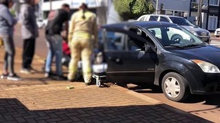 Mulher é socorrida pelos Bombeiros após tropeçar em boca de lobo no Centro