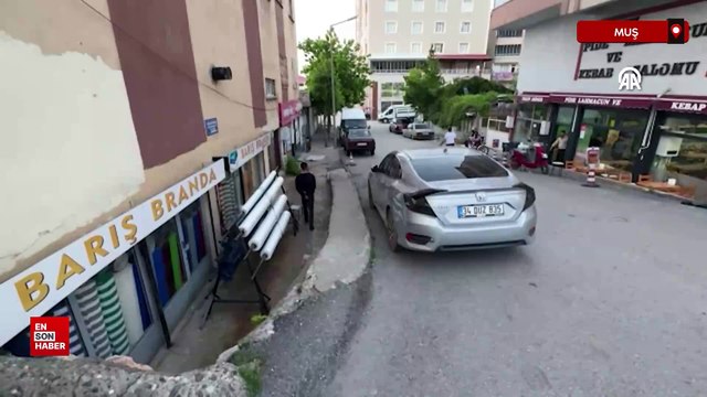 Muş'ta sahipsiz köpeğin saldırısından kaçarken kaval kemiği kırılan çocuk ameliyat edildi