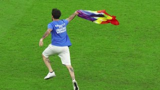 Imágenes del momento en el que un espontáneo salta al campo con una bandera por la paz
