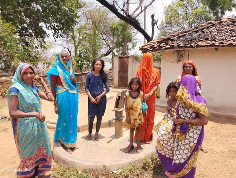 जल संकट: पानी की समस्या से जूझ रहे शहर के आधा सैकड़ा से अधिक आदिवासी परिवार