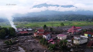 Un volcán entra en erupción en Indonesia