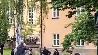 الشرطة السويدية تعتقل طلبة مؤيدين لفلسطين خلال تظاهرهم في جامعة في ستوكهولم (فيديو)