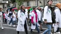 Francia, farmacisti in sciopero manifestano a Parigi