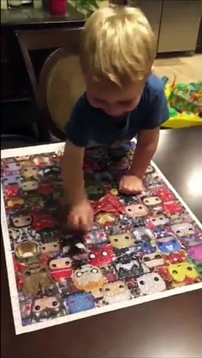 Ce gamin a fini son puzzle... enfin presque