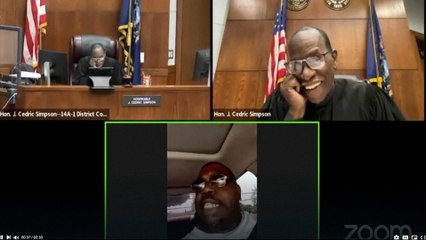 Se presenta en coche a un juicio acusado de conducir sin permiso