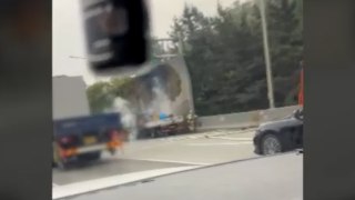 경기 시흥요금소 부근서 트럭 화재...차량 전소 / YTN