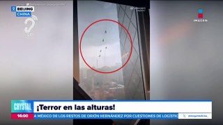 VIDEO: 14 trabajadores quedan colgando de un edificio