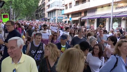 شاهد: آلاف المحتجين على السياحة المفرطة في مايوركا الإسبانية ودعوات لاحتلال الشواطئ