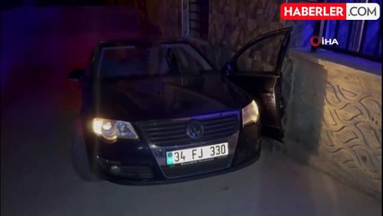 Geri geri kaçan aracı durdurmak isteyen 2 kişi araç altında kalarak yaralandı