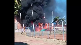 Incêndio criminoso destrói playground no Jardim Universitário em Goioerê