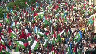 شاهد: عشرات الآلاف في باكستان يخرجون تأييدا لغزة ويطالبون إسرائيل بالخروج من القطاع ووقف إبادتها
