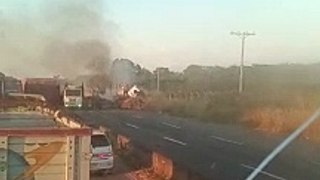 Video: Camión cañero ardió en plena carretera Warnes-Montero