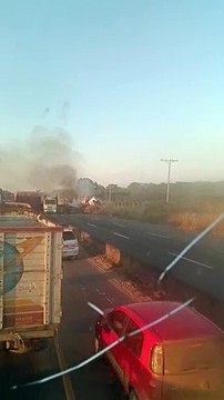 Video: Camión cañero ardió en plena carretera Warnes-Montero