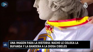 Una imagen para la historia: Nacho le coloca la bufanda y la bandera a la diosa Cibeles