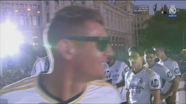 Despedida Toni Kroos en Cibeles: Kroos regala el dorsal 8 a Fede Valverde