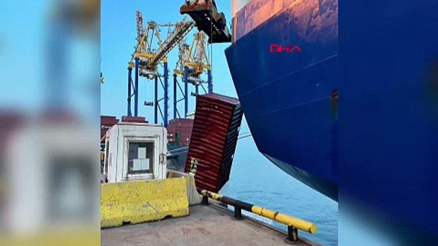 İstanbul'da konteynerler yük gemisinden denize uçtu