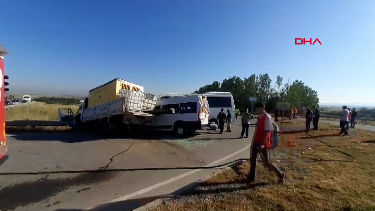 Tekirdağ'da Saray ilçesinde kamyon servise çarptı;16 yaralı