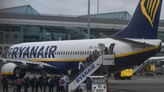 Sanción histórica de más de 150 millones de euros a cuatro aerolíneas de bajo coste por prácticas como cobrar por llevar equipaje a bordo