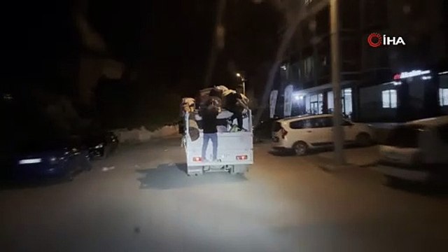 Kamyonetin kasasında tehlikeli yolculuk! Canlarını hiçe saydılar