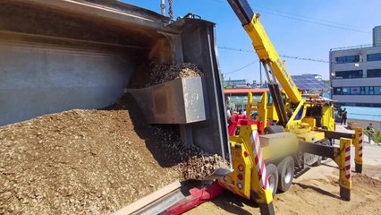 당진 도로포장 공사 현장 덤프트럭 전도...2명 사상 / YTN