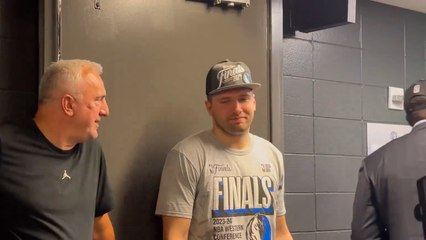 No sabe dónde meterse: ‘pillan’ a Doncic tomándose con una cerveza e irrumpe un directivo en escena