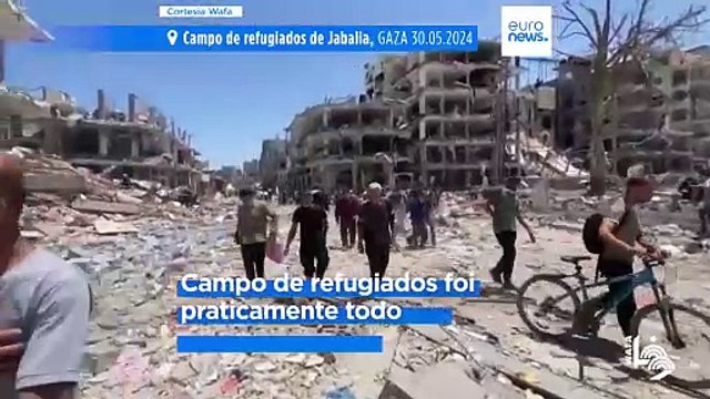 Palestinianos procuram pertences em Jabalia após retirada das tropas israelitas