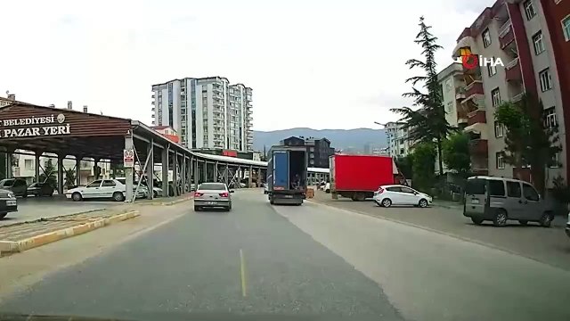 Tehlikeli yolculuk kamerada: Trafikte kapı açık seyahat!