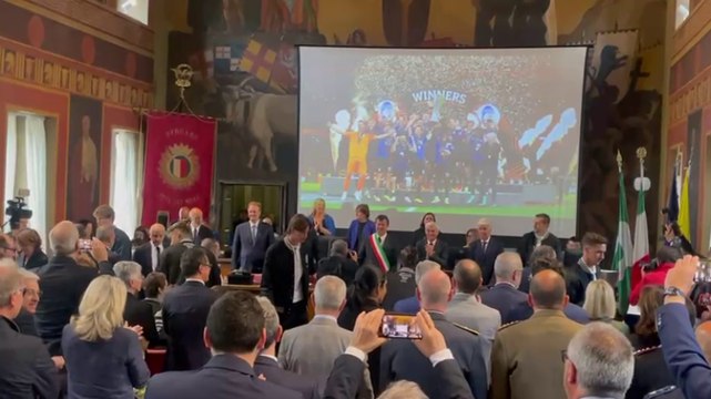 Atalanta, a Bergamo per la festa: l'arrivo in comune per ricevere la medaglia d'oro