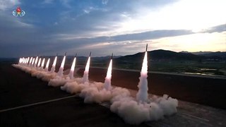 زعيم كوريا الشمالية يشرف على إطلاق عدة صواريخ