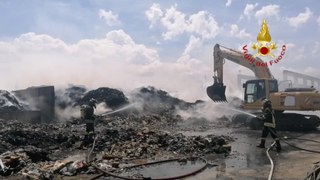 Incendio in una ditta di smaltimento rifiuti: Vigili del fuoco al lavoro per bonifica (31.05.24)
