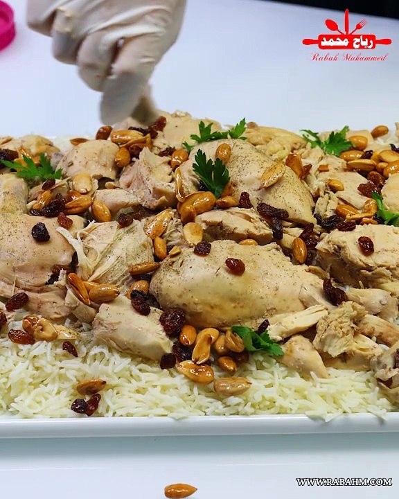 رز مع دجاج المسلوق الاكلة الاكثر شعبية و طلبا مع لبن بخيار و سلطة الخضار مع رباح محمد