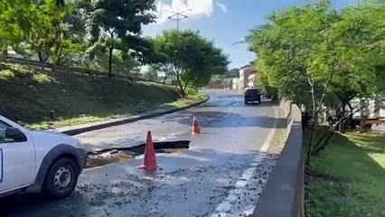 Cratera se abriu na Estrada da Rainha