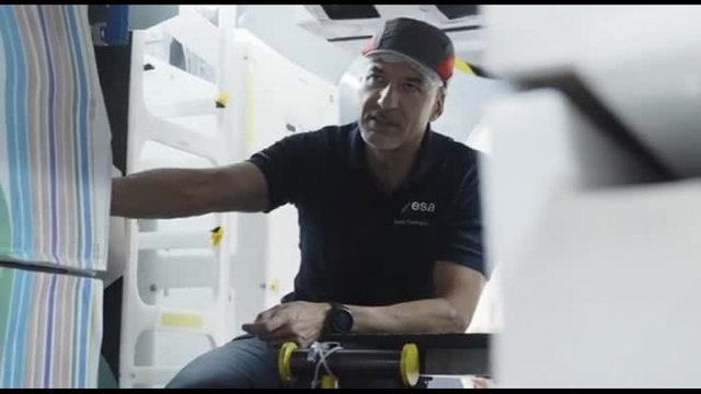Spazio, l'astronauta Luca Parmitano testa i moduli della stazione lunare