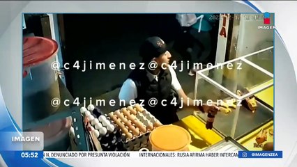 VIDEO: Ratero amenaza a punta de pistola a empleados de una pollería