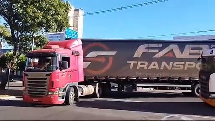 Caminhão 'faz L' após colisão e bloqueia entrada da Praça Miguel Rossafa
