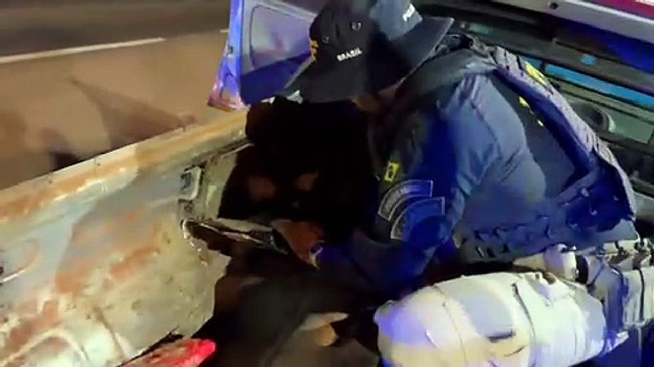Paraguaio reboca carro quebrado e é preso com 98 kg de maconha