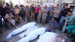 فيديو: تشييع جنازة 15 قتيلاً من بينهم نساء وأطفال قتلهم القصف الإسرائيلي في دير البلح